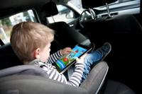 Làm thế nào để giữ trẻ ngồi yên trên xe?