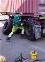 Một mình thay lốp xe container trong vài phút