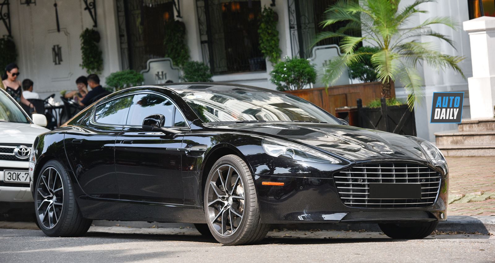 Aston Martin Rapide S: "Nữ hoàng Anh quốc" dạo phố Việt 3