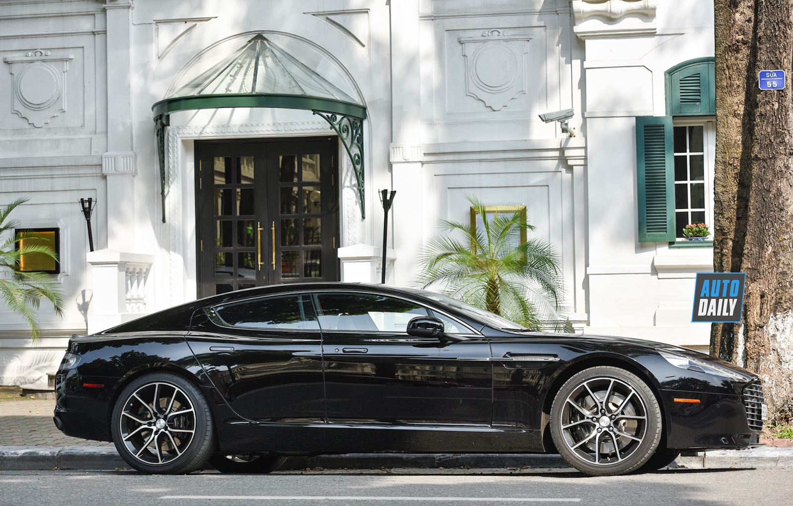 Aston Martin Rapide S: "Nữ hoàng Anh quốc" dạo phố Việt 5