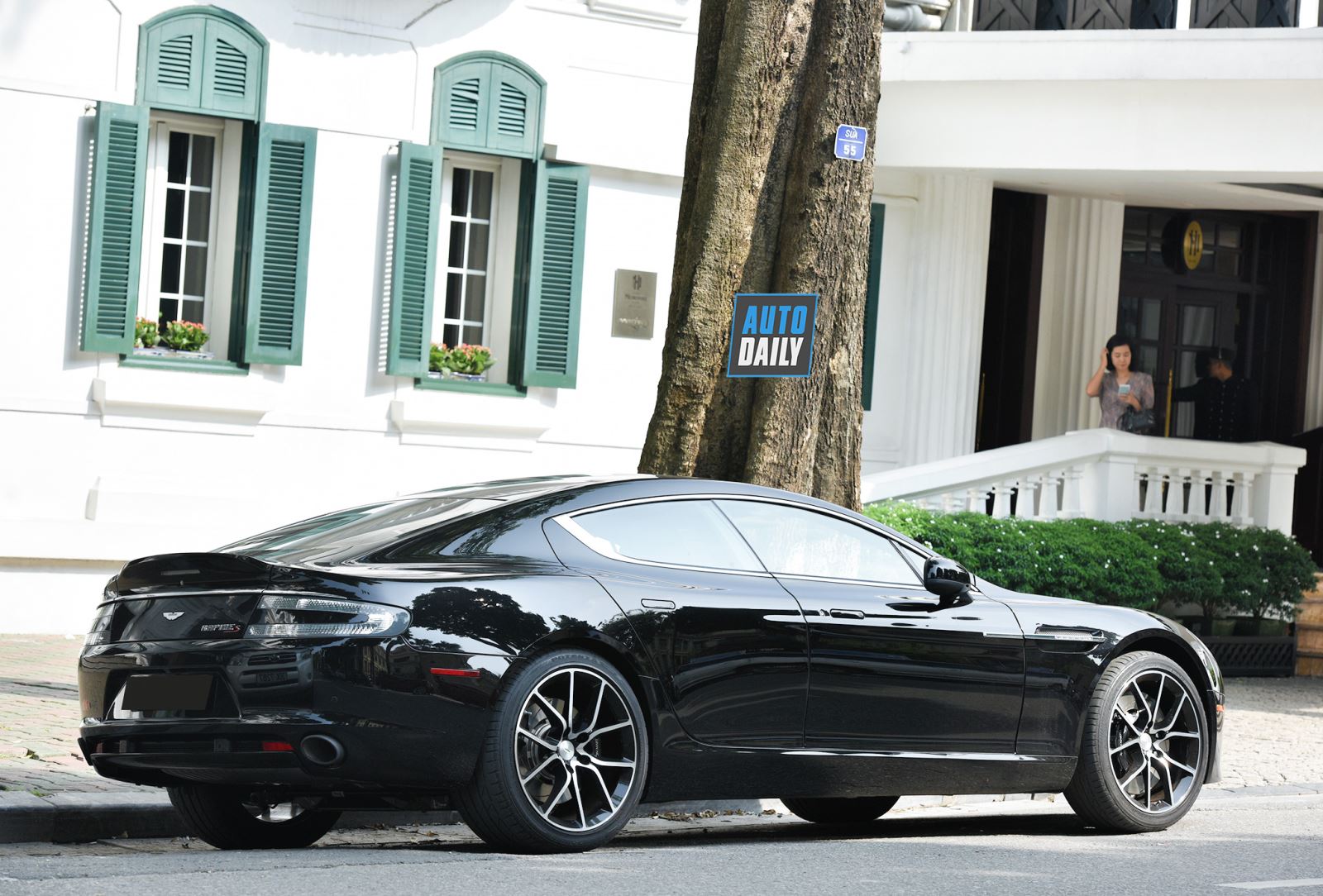 Aston Martin Rapide S: "Nữ hoàng Anh quốc" dạo phố Việt 5