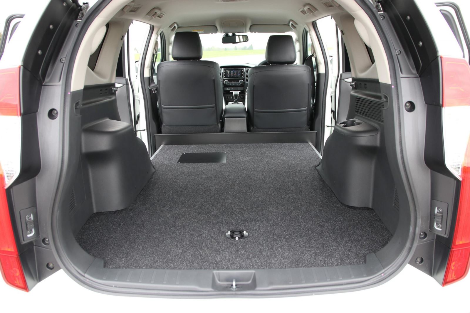 Mitsubishi Pajero Sport SUV "bán tải" cho khách chạy dịch vụ 3