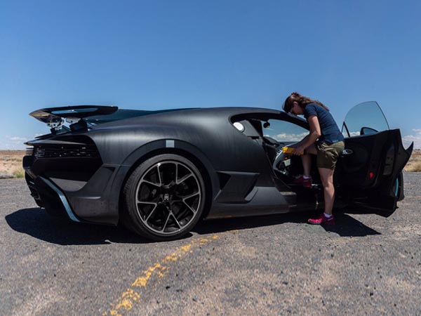 Thử siêu xe đình đám Bugatti Divo chạy 250 km/h trong cái nóng 40 độ liên tục không ngừng nghỉ1- 1