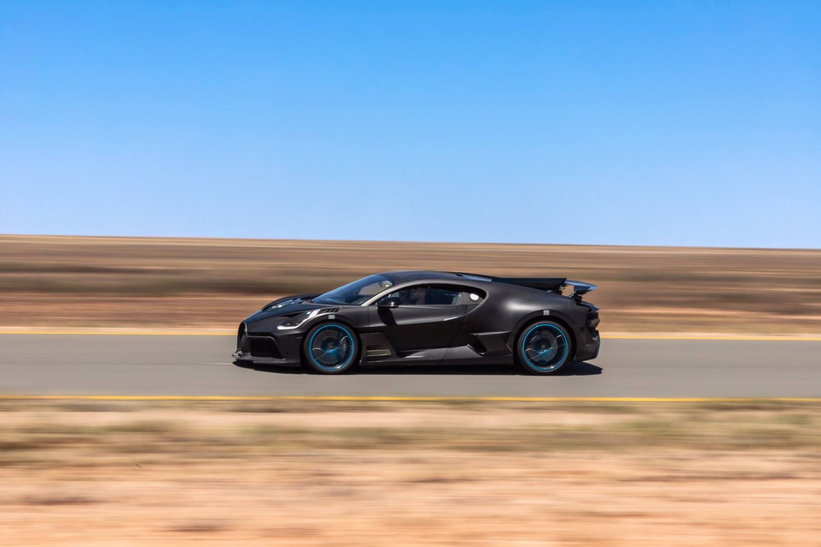 Thử siêu xe đình đám Bugatti Divo chạy 250 km/h trong cái nóng 40 độ liên tục không ngừng nghỉ2
